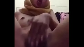 kenyan hijab girl masterbating on a camera  so sweet with a big pissy