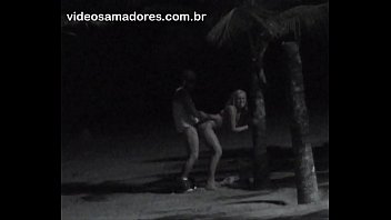 Em noite quente, casal pervertido faz sexo em praia brasileira