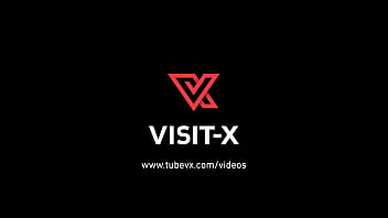 VISIT-X Geiler Voyeur macht heimlich Fotos und Videos von dicker beim Fingern im Freien