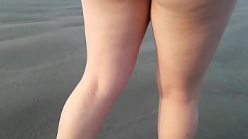Turista se diverte na praia fazendo sexo com amigo
